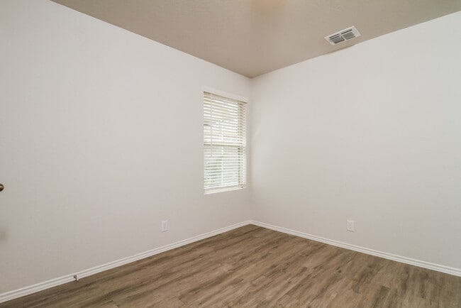 Building Photo - 10315 Clearwater Wy