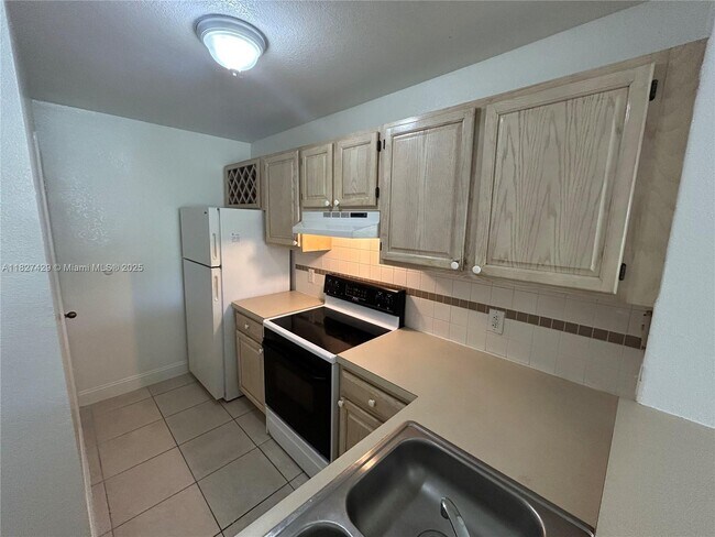 Foto del edificio - 1725 Palm Cove Blvd