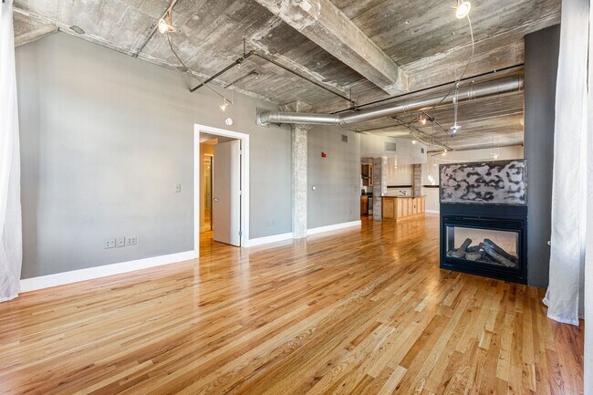 Building Photo - Charming condo with Central AC and Garage ...