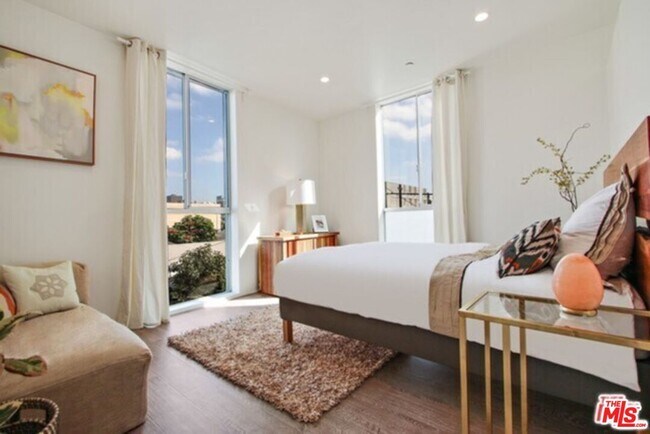 Building Photo - 1038 S Mariposa Ave