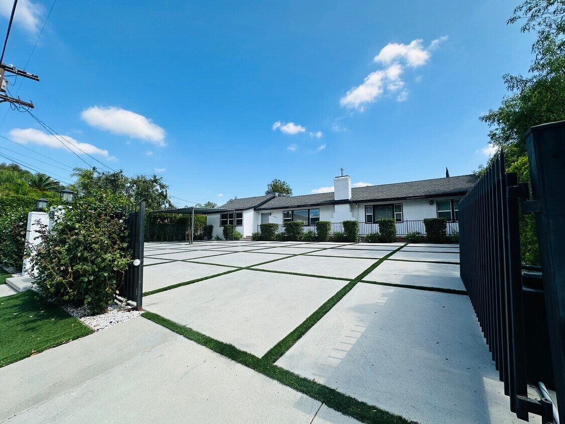 Foto principal - 5148 Otis Ave