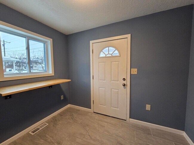 Building Photo - 2 bedroom Single Family