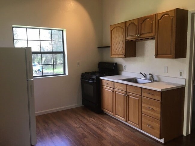 Building Photo - 18601 Country Ln