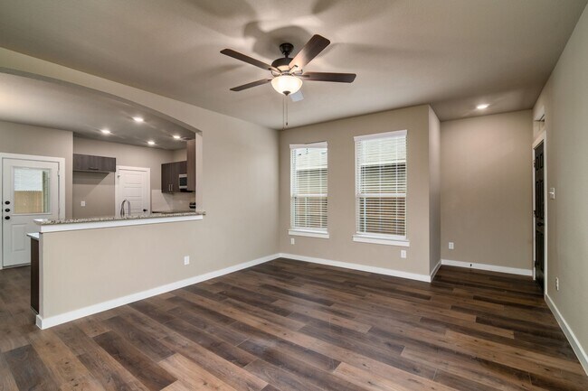 Building Photo - AVAILABLE NOW! GORGEOUS 3 BEDROOM 2.5 BATH...