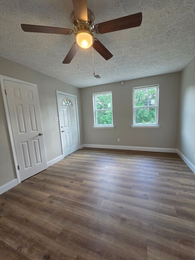 Foto del edificio - Fully Renovate Property Available for rent NOW!