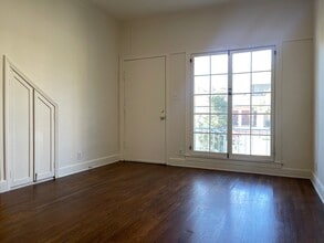 Building Photo - 3000 Kenwood Ave