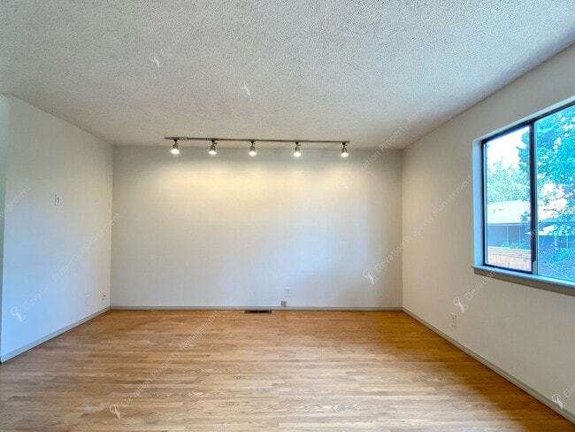 Building Photo - A Rare Find: Expansive NE Bend Home with E...