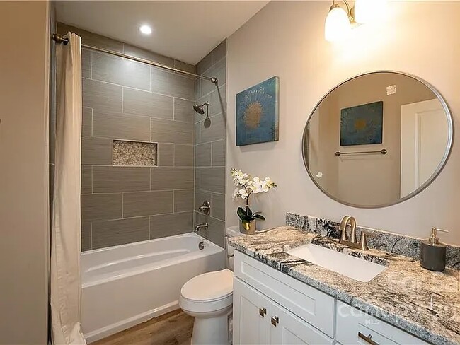 Building Photo - 301 S Cloudman St