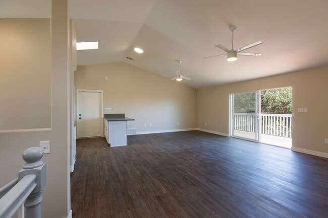 Building Photo - Beautiful House on Manhasset! Great Views! (Lease out, pending signatures. Check back in a few da...