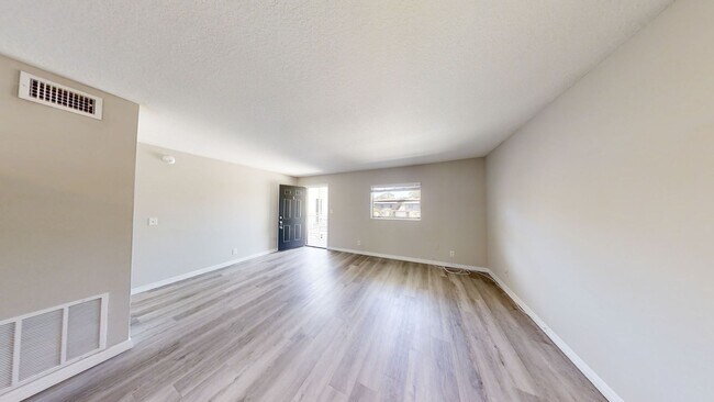 Foto del edificio - Lovely 2/1 apartment move in now- 1/2 off first month rent
