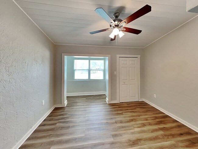 Building Photo - 2141 Mango Ave