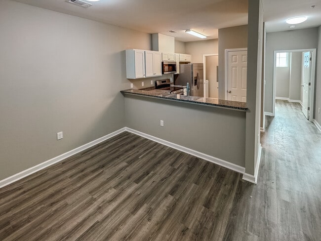 Building Photo - Pine Court