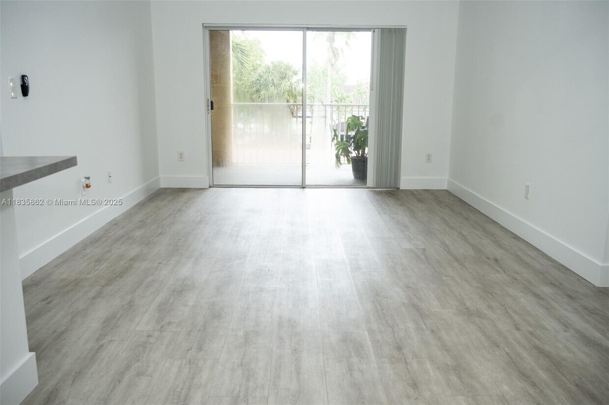 Foto principal - 2600 S University Dr