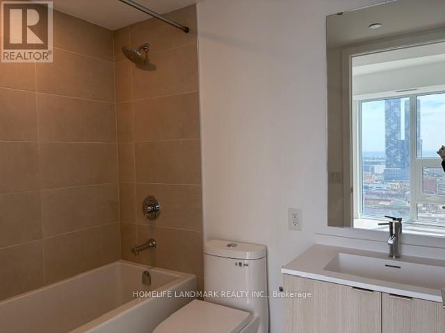 Photo du bâtiment - 100 Queen St E