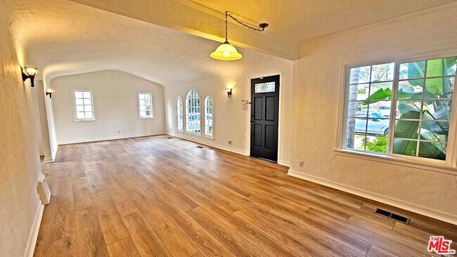 Foto del edificio - 132 S La Peer Dr