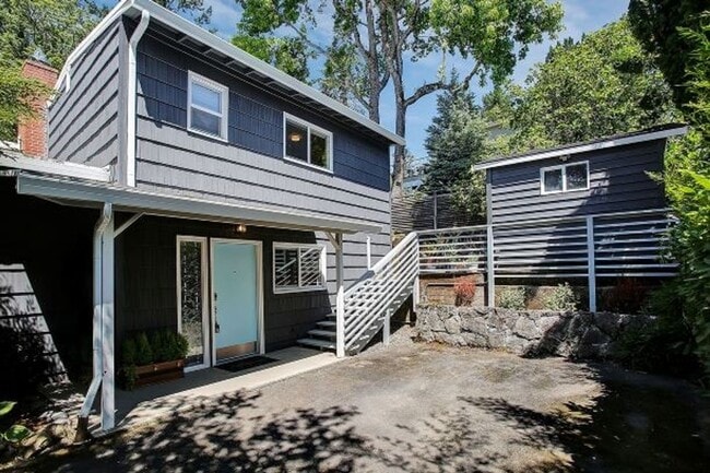 Building Photo - Chic Urban Oasis in Hillsdale