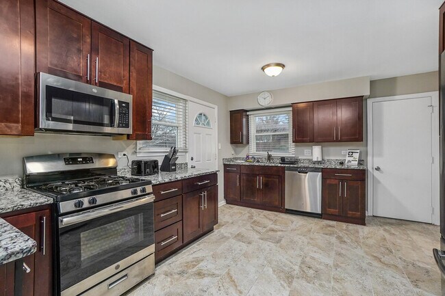 Foto del edificio - 18830 Hamlin Ave