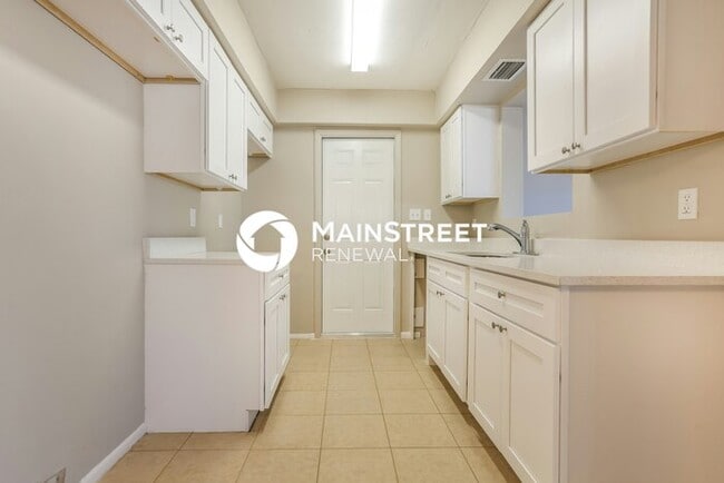 Building Photo - 3 Bedroom Pet-Friendly Home in NORTH PORT,...