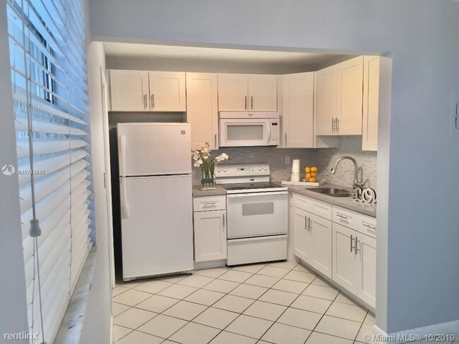 Building Photo - 1 br, 1 bath  - 1740 Funston St Funston Condo