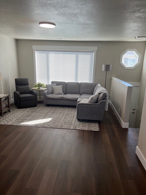 Foto del edificio - Twin Cedar Apartments -Furnished / Short Term