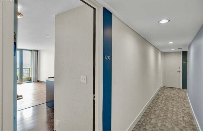 Building Photo - Harrison West Condos - 1 bed/1 bath w/balcony/parking/free laundry/pool (DOWNTOWN/PSU/OHSU)