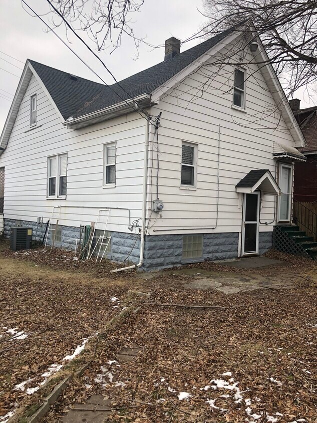 Primary Photo - 3881 Holbrook St