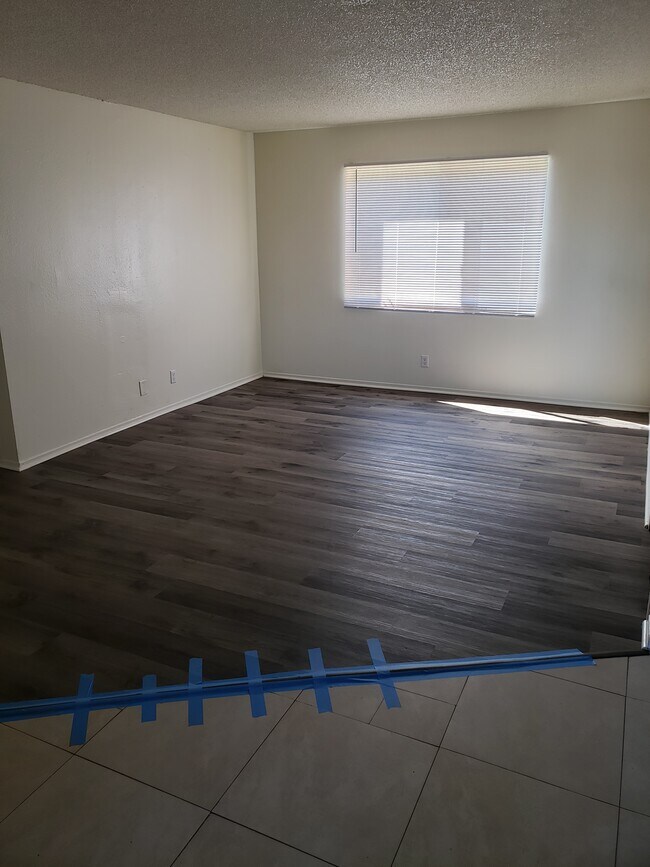 Building Photo - 959 E Avenue Q4