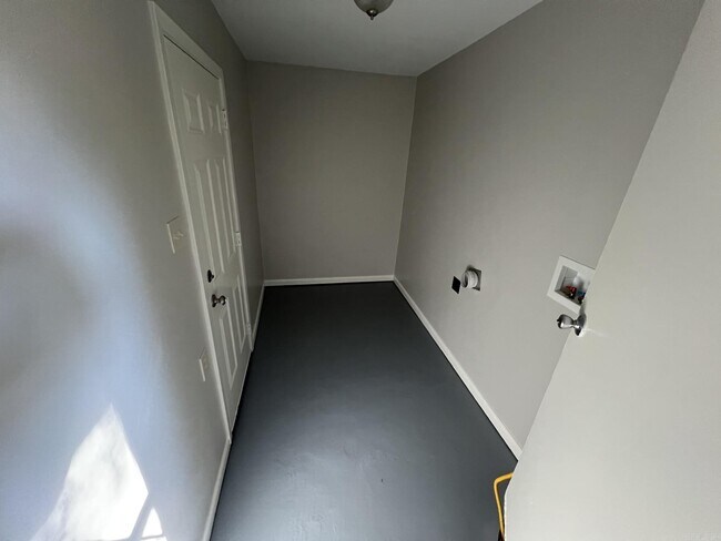 Building Photo - 221 Greencrest Dr