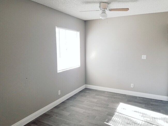 Building Photo - ST GEORGE DUPLEX