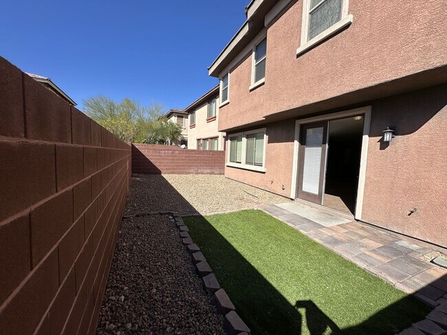 Foto del edificio - Beautiful 4 bedroom Summerlin home with balcony view of mountains! Downstairs the open floor plan...