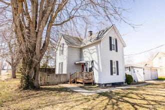 Building Photo - 415 S Oak St