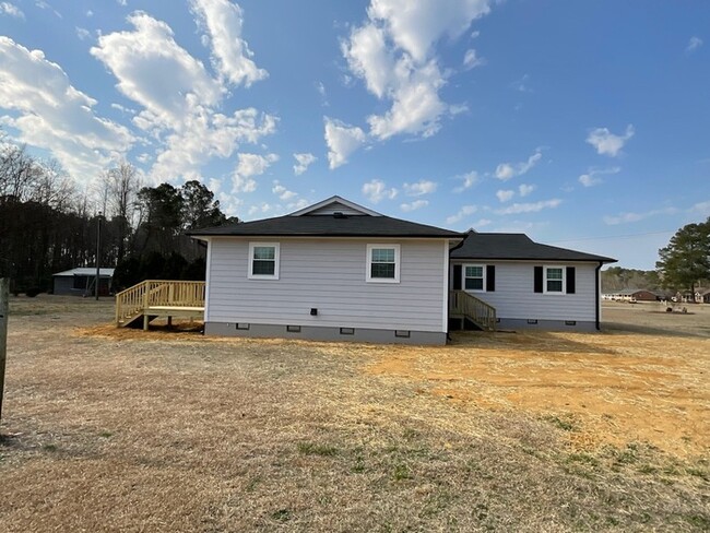 Building Photo - 4 Bedroom, 2 Bathroom Home