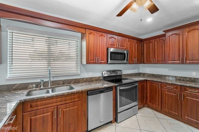 Building Photo - 3 br, 2.5 bath Townhome - 254 SW 6th St # 5