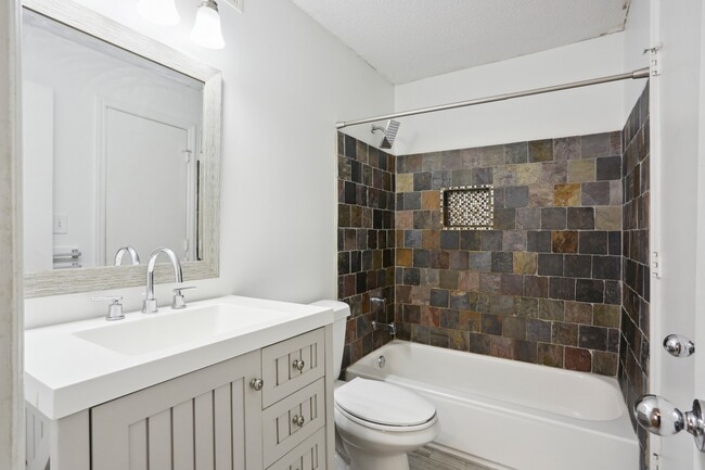 Building Photo - 1010 Chastain Park Ct NE