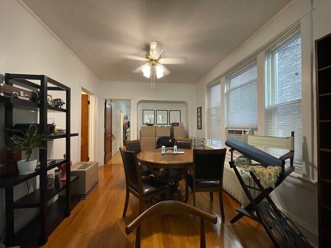 Dining - 3632 N Bosworth Ave
