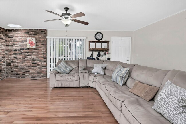 Building Photo - Rental home available on over 2 acres of land!