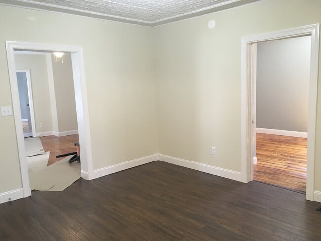 Building Photo - 1ST FLOOR!  3-bedroom unit located on a quiet dead-end street!