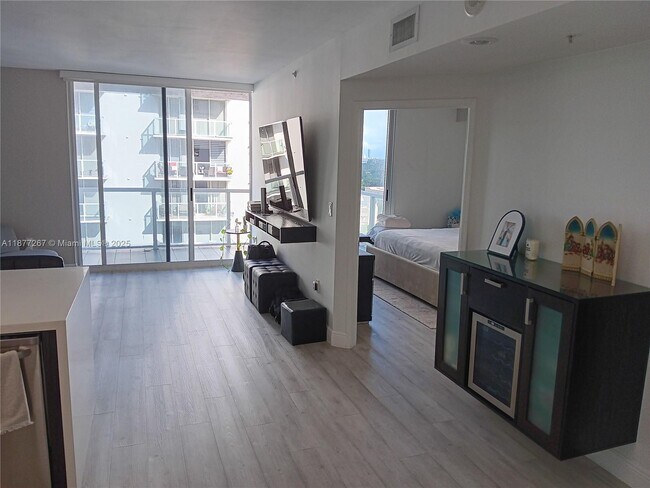 Foto del edificio - 5085 NW 7th St