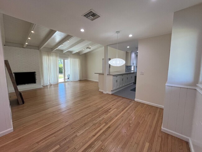 Building Photo - AVAILABLE NOW! Encino home w/all appliance...