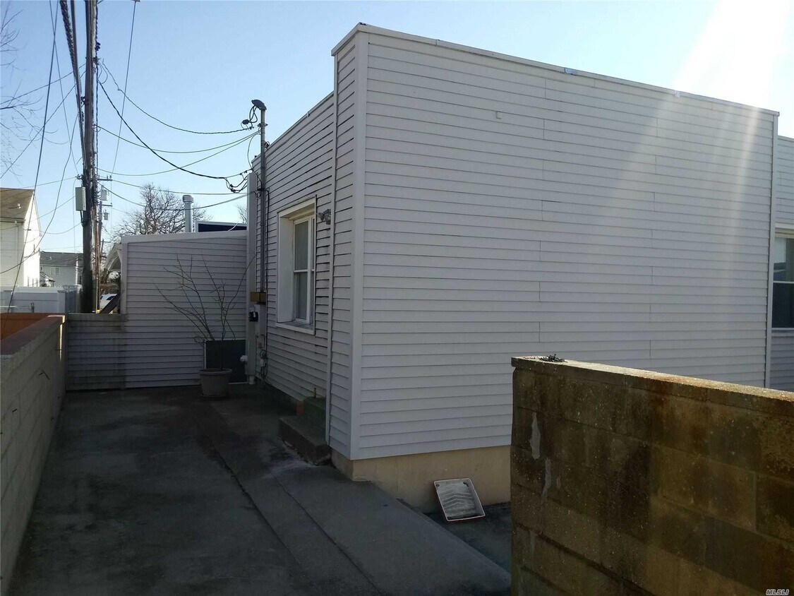 Primary Photo - 755 E Park Ave