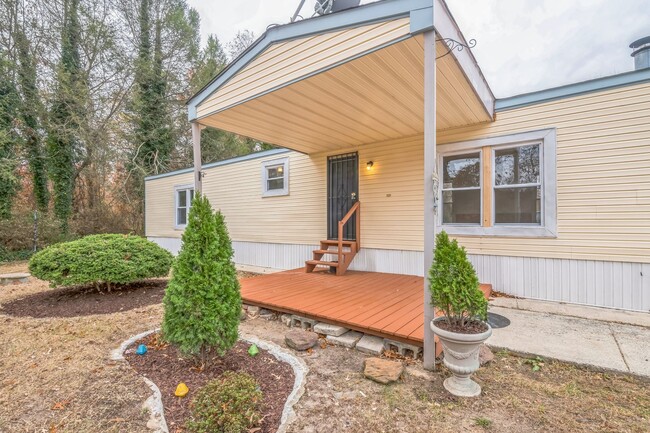 Building Photo - Updated 2 bedroom 2 bath Home in Laurel La...