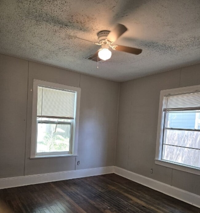 Building Photo - Charming 3 Bedroom