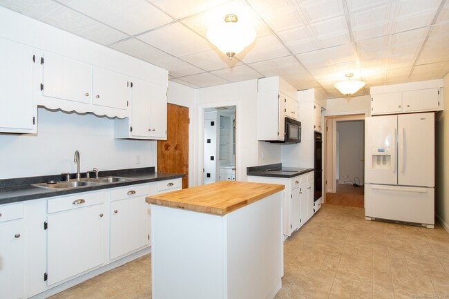 Building Photo - 34 N Maple St
