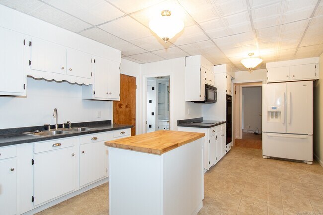 Foto del edificio - 34 N Maple St