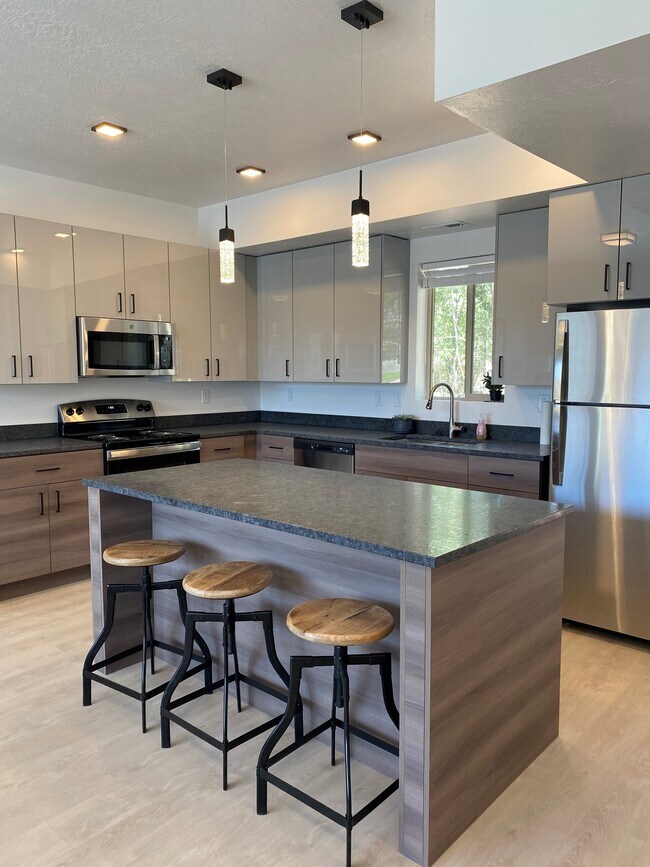 Socializar en la cocina - Whisperwood Townhomes