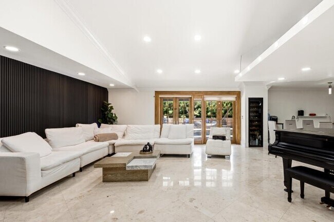 Building Photo - 5223 Deerhurst Crescent Cir