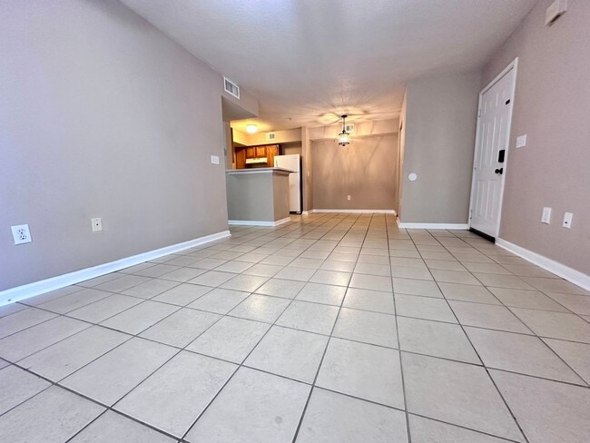 Building Photo - Cozy 2B/2B Unfurnished Condo near Beach in...