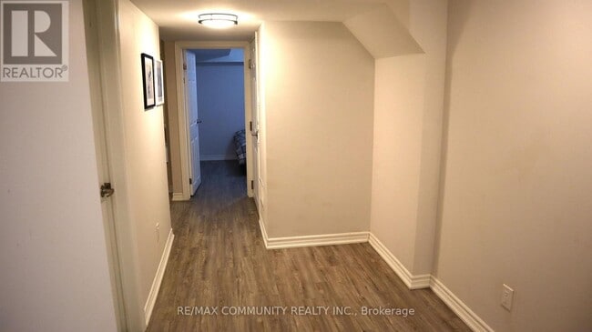 Building Photo - 1061 Rowntree Crescent