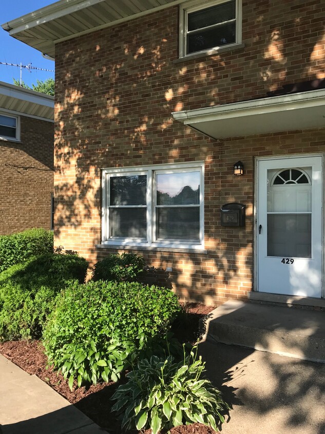 429 S Elmhurst Rd, Mount Prospect, IL 60056 Townhome Rentals in Mount
