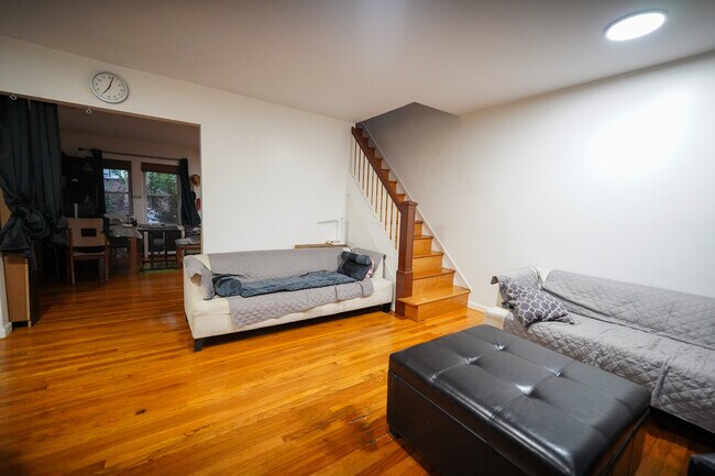 Sala de estar al entrar a la casa - 1.ª planta - 6776 Dartmouth St
